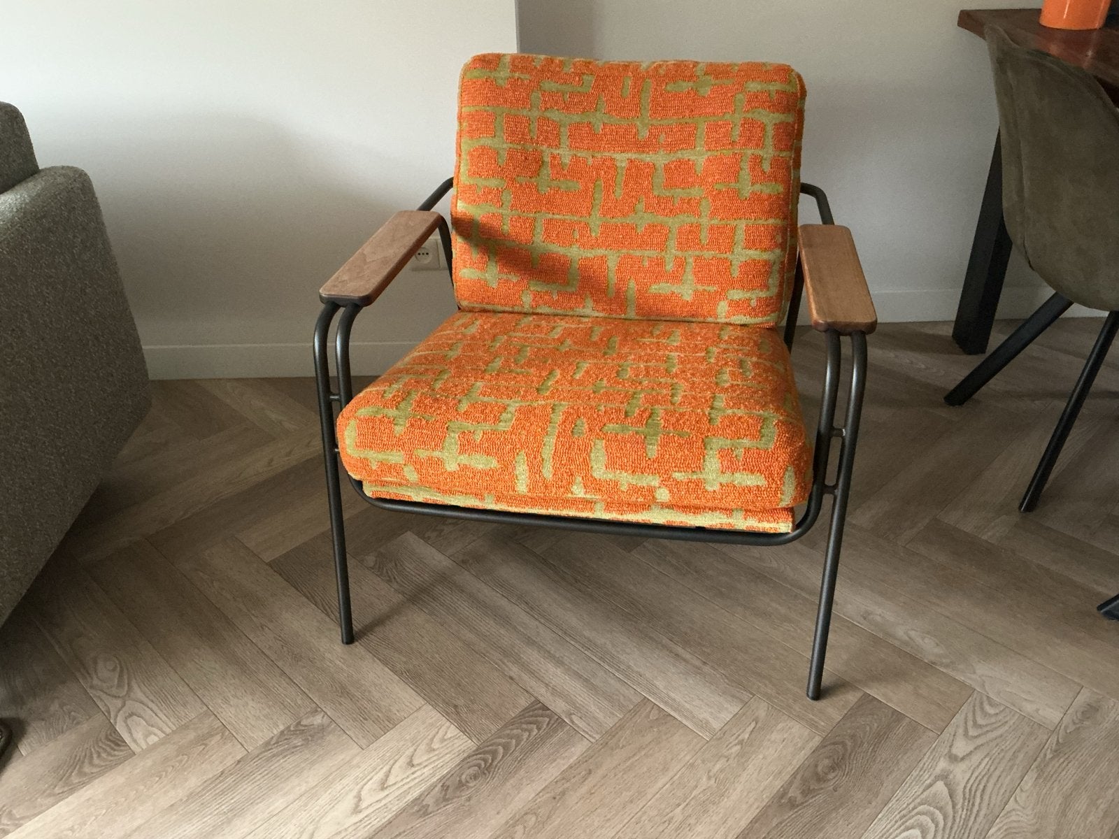 Unieke fauteuil met oranje/groene bekleding en metalen frame, Ophalen, Minder dan 75 cm, Zo goed als nieuw, 50 tot 75 cm