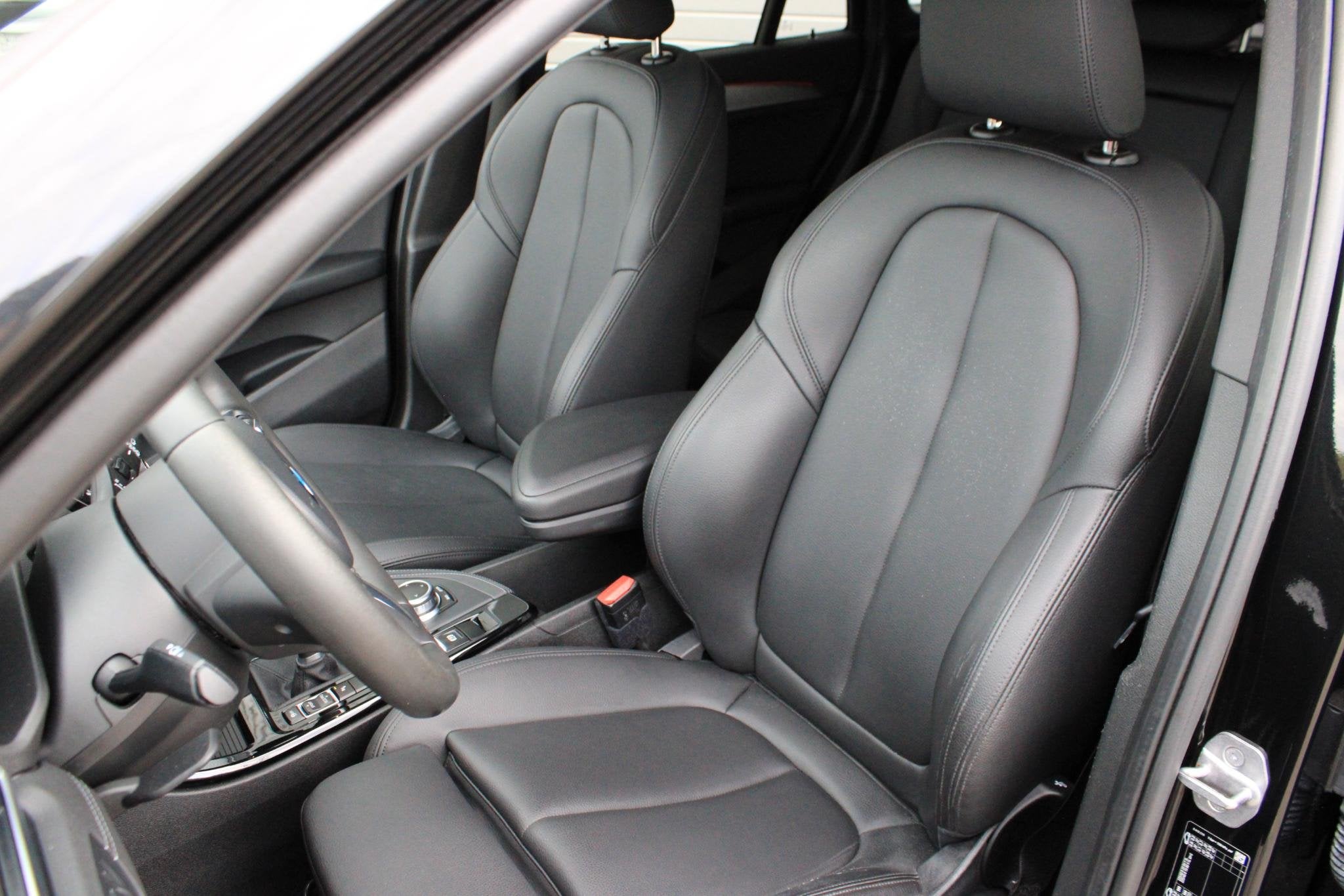 BMW X1 sDrive18i Camera | Stoelverwarming | Navi | Leder | S, Auto's, Gebruikt, Zwart, Leder, 3 cilinders
