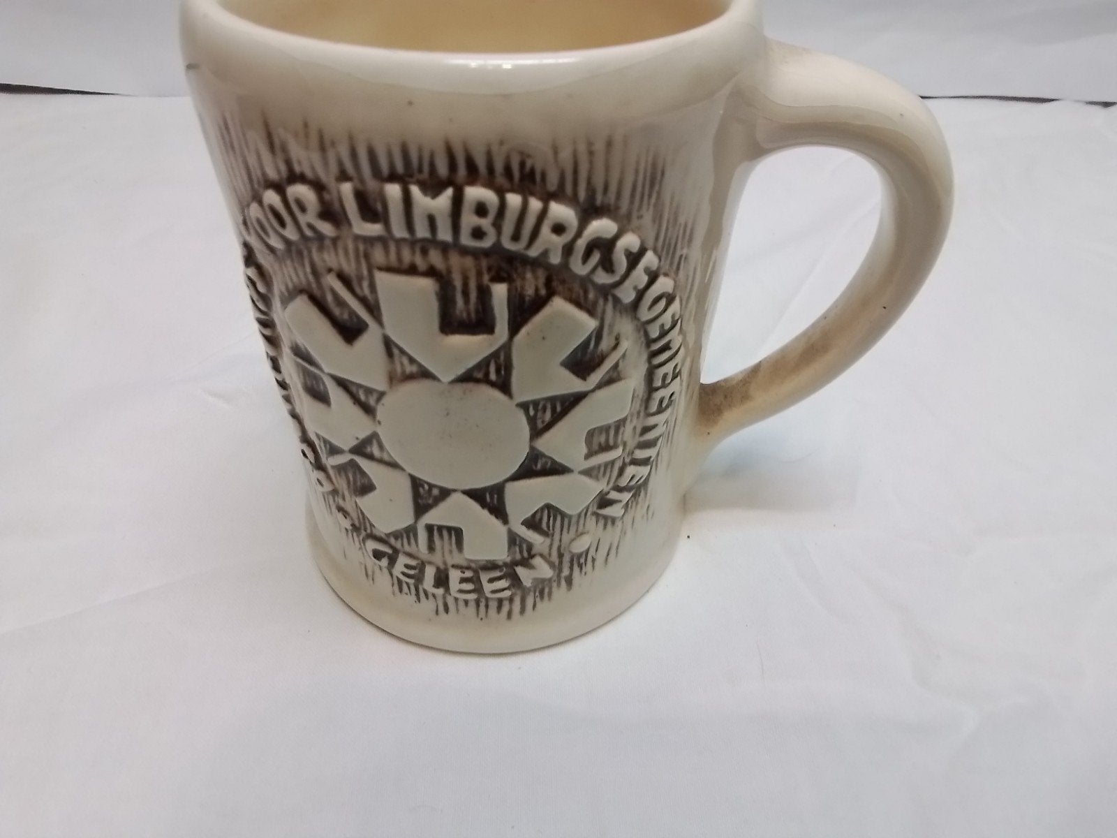 Vintage aardewerken mok met reliëf, Limburgs Geleen, Ophalen of Verzenden