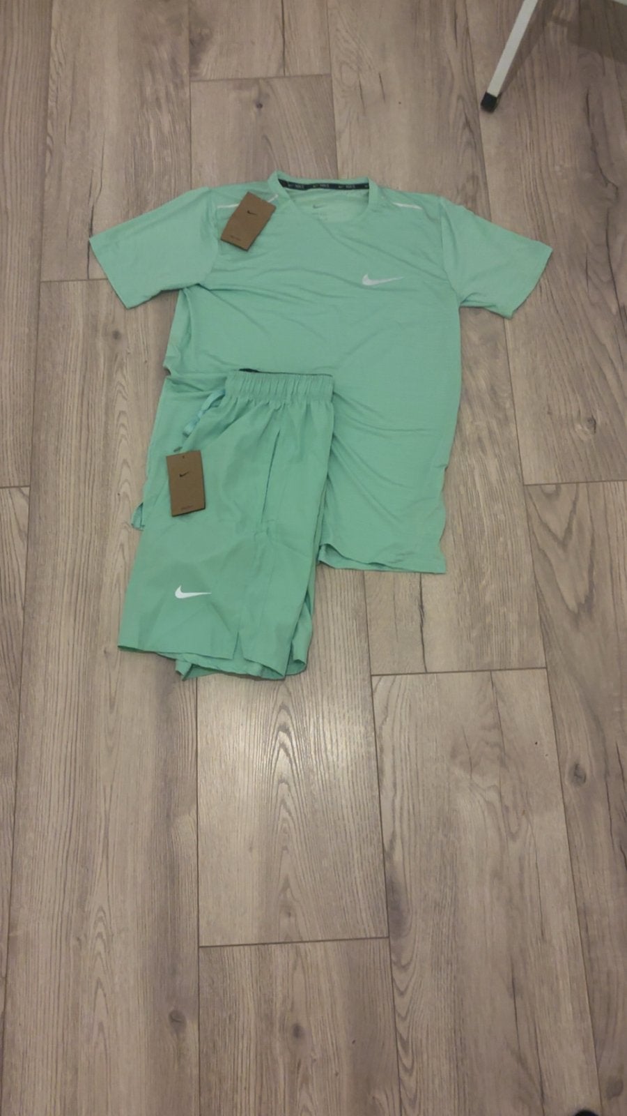 Nike Sportset - T-shirt en korte broek (Nieuw), Fitness, Nieuw, Ophalen of Verzenden, Groen