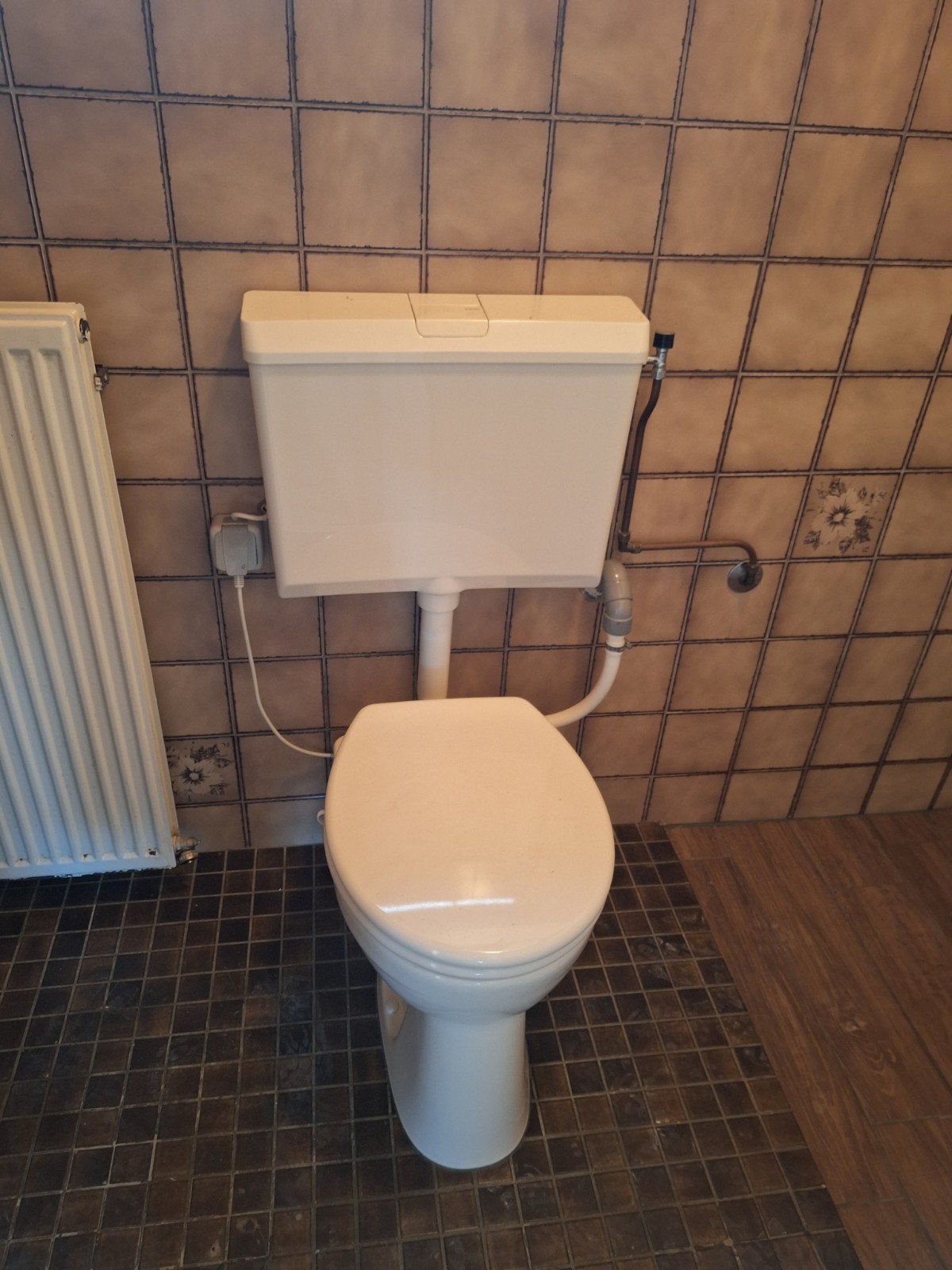 Wit/crème toilet met stortbak, Doe-het-zelf en Verbouw, Ophalen, Gebruikt, Toilet