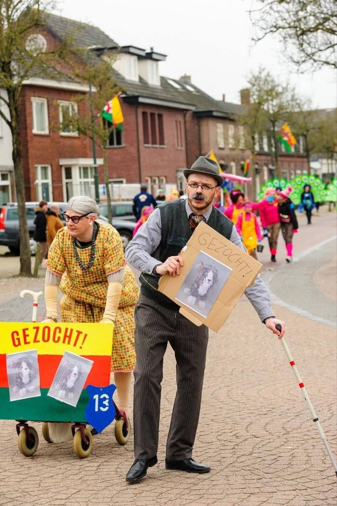 Carnavalsoutfit/optocht Opa en Oma zoeken poes (2e prijs), Maat 52/54 (L), Carnaval, Ophalen of Verzenden, Kleding
