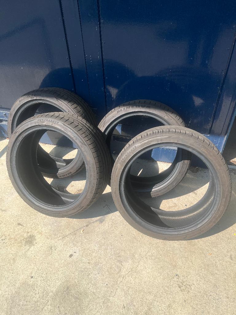 Te koop 4 banden 205-17-ZR40, Auto-onderdelen, Banden en Velgen, Ophalen, Banden en Velgen, 17 inch, 205 mm