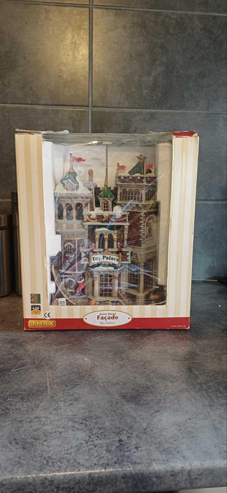 Lemax Essex Street Facade Toy Palace retired, Diversen, Ophalen of Verzenden, Zo goed als nieuw