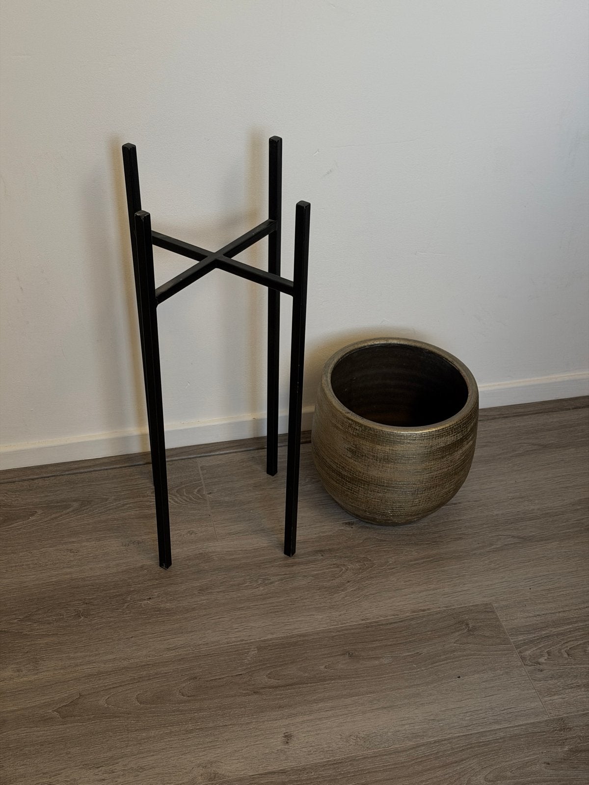 Gouden bloempot met zwart metalen standaard, Tuin en Terras, Bloempotten, Rond, Binnen, Zo goed als nieuw, Metaal