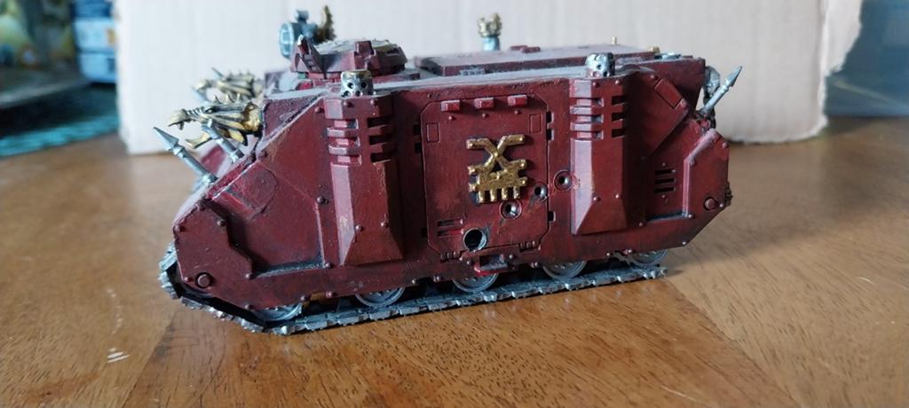 Warhammer 40K Chaos Rhino - Rood en Goud, Hobby en Vrije tijd, Wargaming, Ophalen of Verzenden, Gebruikt, Warhammer 40000
