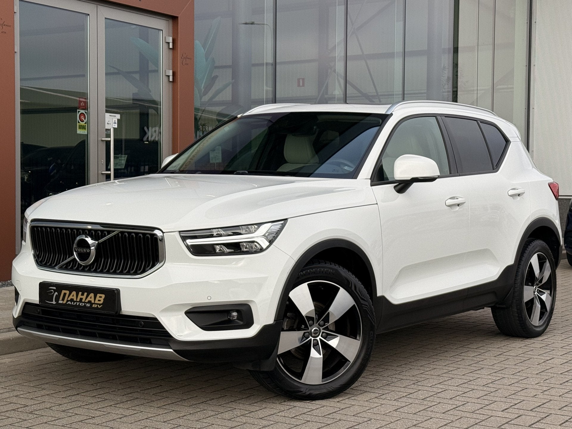 Volvo XC40 1.5 T3 | Pano | Navi | ACC | Achteruitrijcamera |, Voorwielaandrijving, Gebruikt, Leder en Stof, Wit
