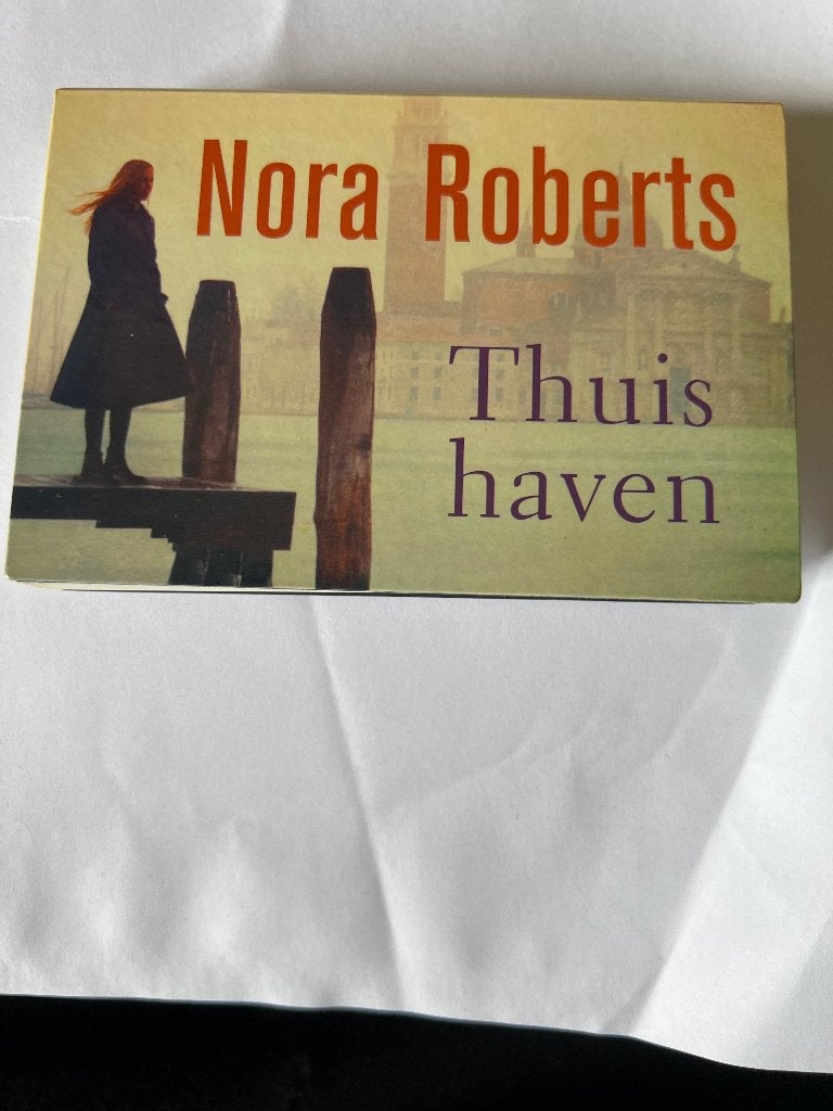 Nora Roberts – Thuishaven Dwarsligger 275, Ophalen of Verzenden, Zo goed als nieuw, Nora Roberts
