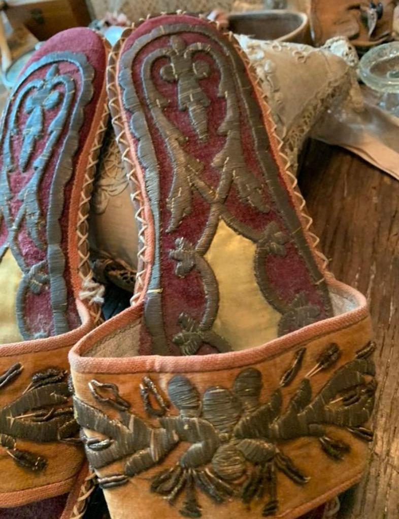 Unieke Goudbrocaat Pantoffels muiltjes - Handgemaakt, Antiek en Kunst, Ophalen of Verzenden, Dames