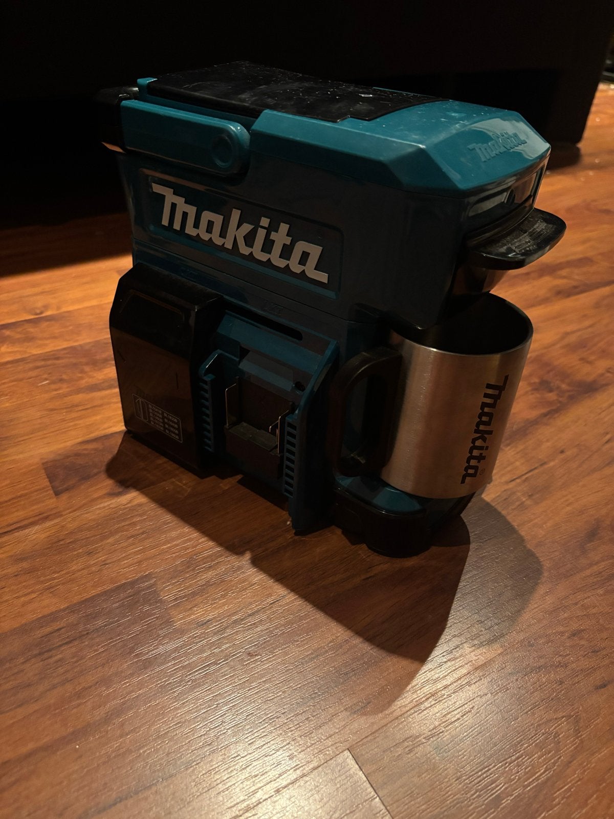 Makita Koffiezetapparaat DCM501Z - Draagbaar en Robuust, Ophalen, Afneembaar waterreservoir, Gemalen koffie, 1 kopje