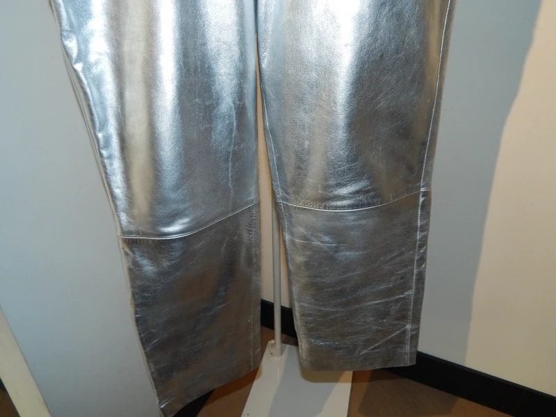 Est'seven zilveren broek van leer wijde rechte pijpen mt 42, Kleding | Dames, Overige kleuren, Verzenden, Maat 42/44 (L), Est'seven