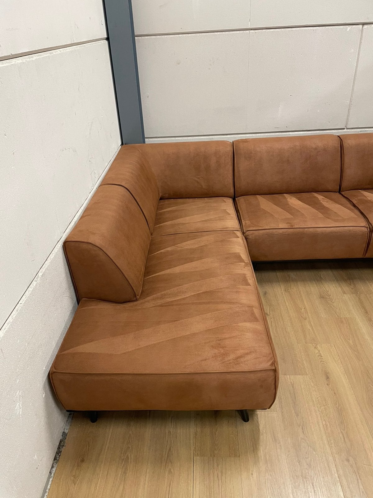 Mooie luxe suede cognac bruine hoekbank - GEREINIGD!!!, Ophalen, 250 tot 300 cm, Luxe, Hoekbank