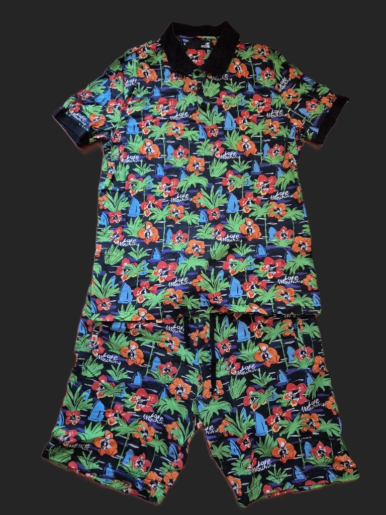 Moschino set van polo (ongedragen) en bermuda - Mt XL, Moschino, Meerkleurig, Ophalen of Verzenden, Maat 56/58 (XL)