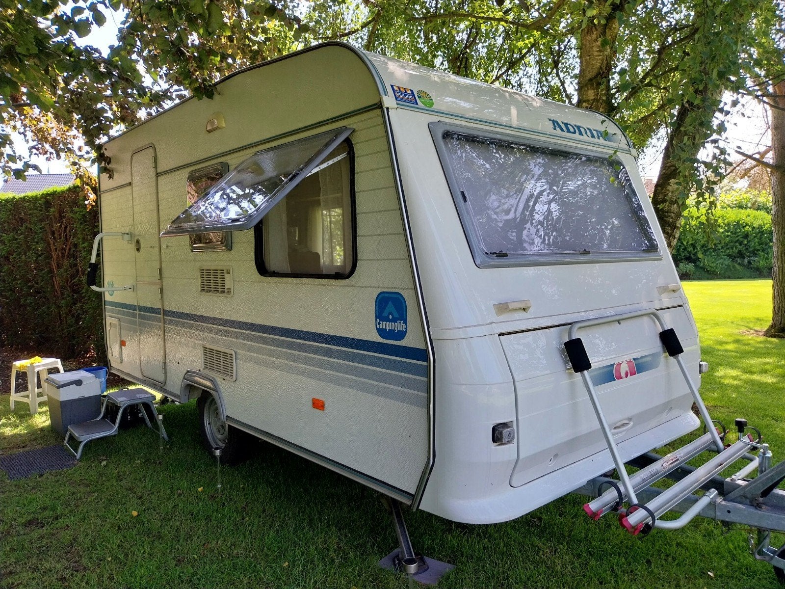 Adria Altea 390 PS 2 zitjes, lichtgewicht 730 kg, NIEUWSTAAT, Schokbreker, Treinzit, Dwarsbed, Particulier