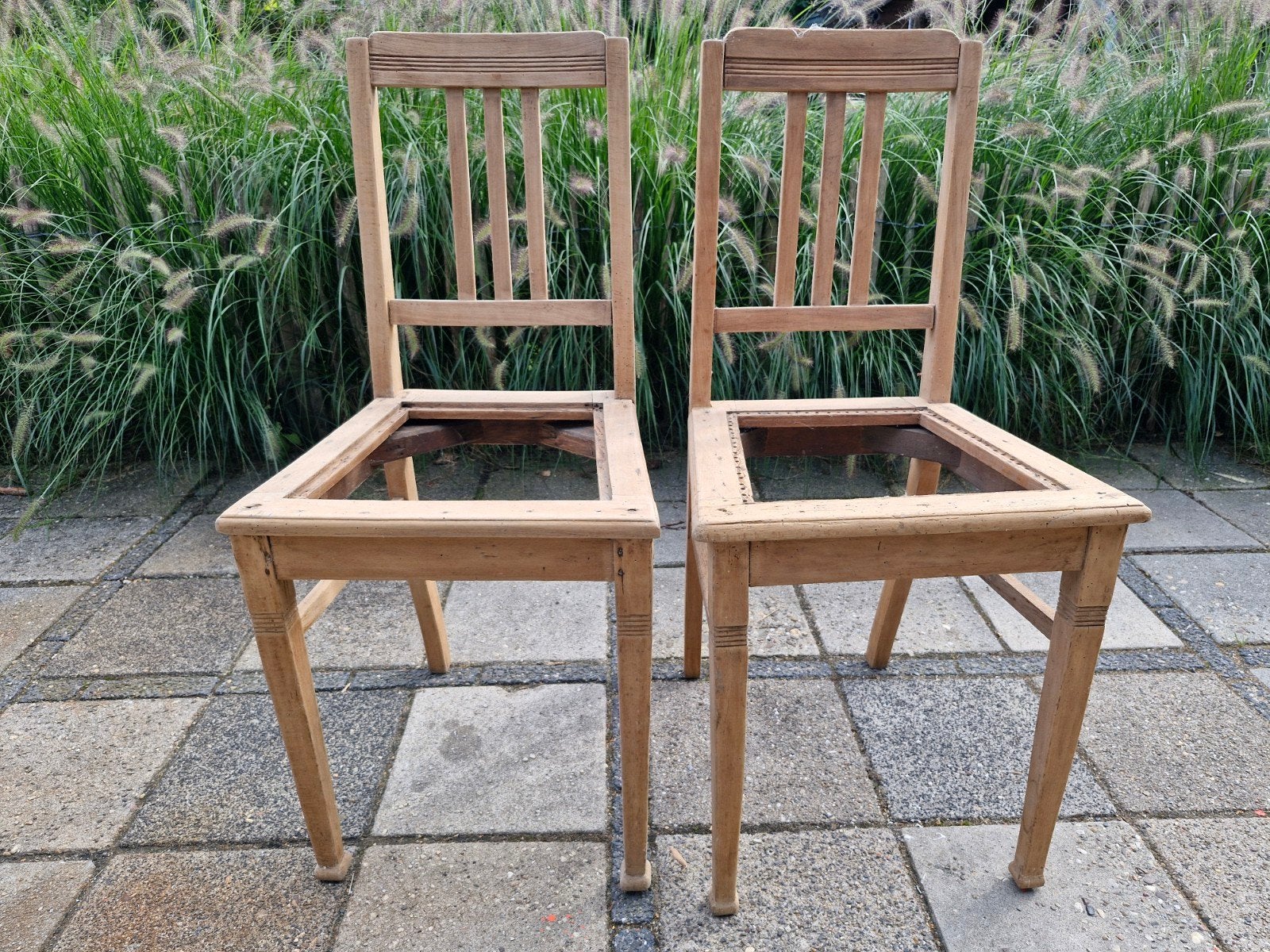 2 Antieke stoelen zonder zitting - Houtworm behandeld, Ophalen