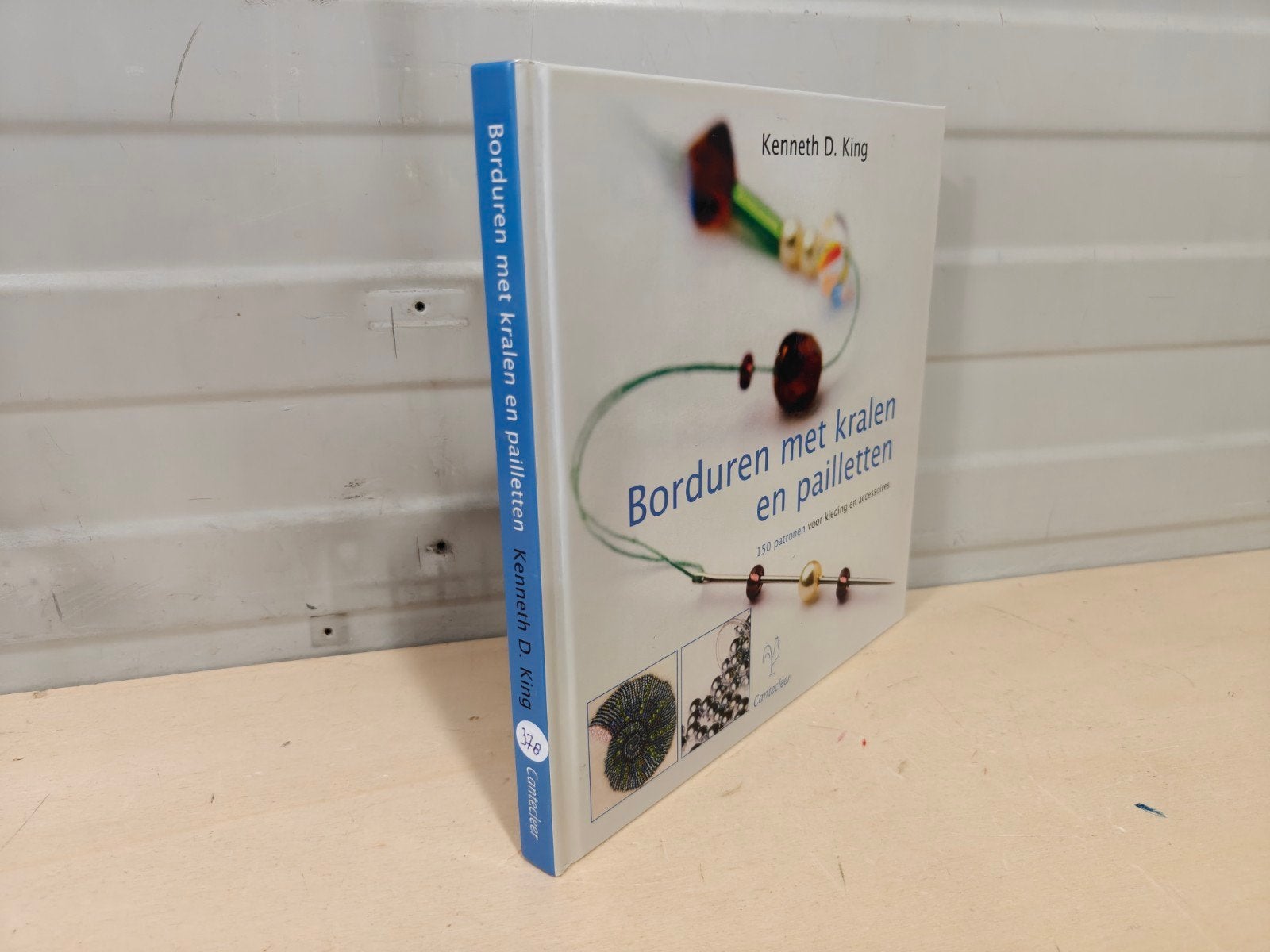 Nr. 378 Borduren met kralen en pailletten, Boeken, Ophalen of Verzenden, Zo goed als nieuw, Kenneth D. King, Borduren en Naaien
