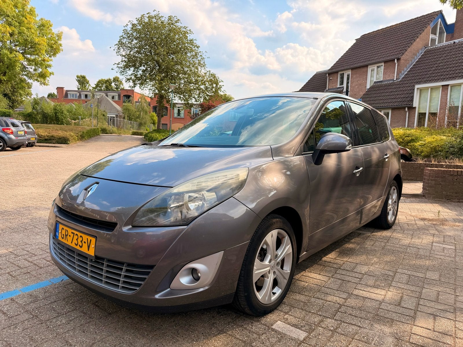 Renault Grand Scenic 2.0 16V 103KW CVT 5P 2010 Grijs, Auto's, Renault, 4 cilinders, 75 €/maand, Particulier, 1405 kg