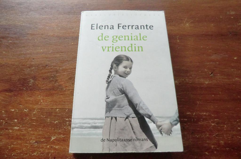 boek - Elena Ferrante - de geniale vriendin - deel 1, Napels, Ophalen of Verzenden, Gelezen, Europa overig