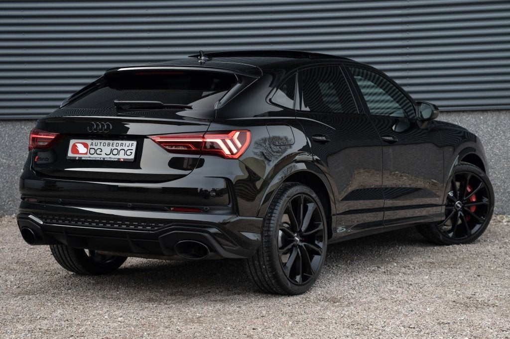 Audi RS Q3 Sportback 2.5 TFSI Quattro 400PK | Pano | Trekhaa, Auto's, Audi, 12 maanden, Gebruikt, Zwart, Bedrijf