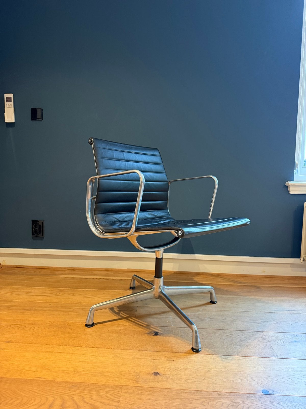 Vitra EA 108 bureaustoel - Zwart leer en aluminium, Gebruikt, Zwart, Leer, Ophalen of Verzenden