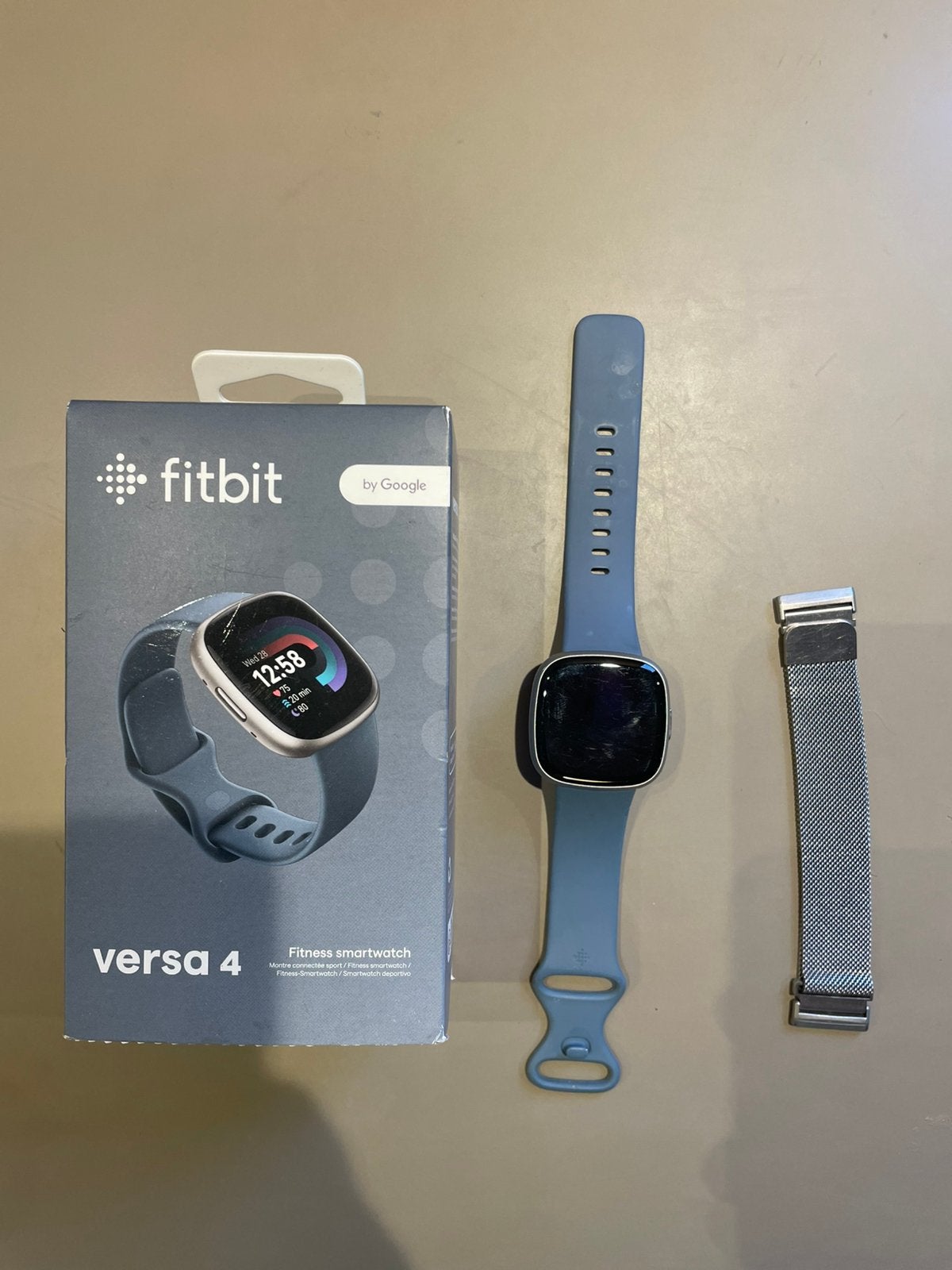 Fitbit versa 4, Zwart, Ophalen of Verzenden, Zo goed als nieuw, Conditie