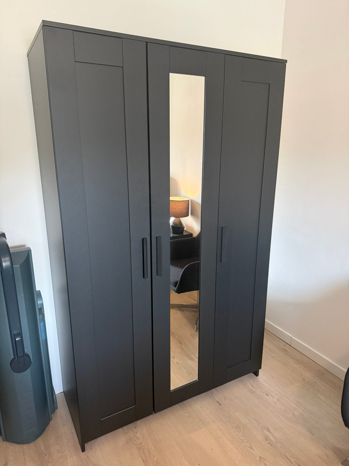 IKEA BRIMNES Kledingkast zwart met 3 deuren en spiegel, Ophalen, Overige materialen, Gebruikt, 100 tot 150 cm