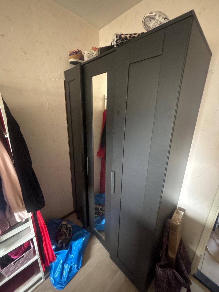 BRIMNES Kledingkast met 3 deuren, Ophalen, 100 tot 150 cm, Zwart, Met plank(en)