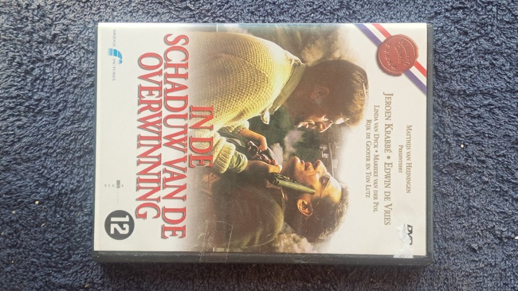 In de Schaduw van de Overwinning, Cd's en Dvd's, Dvd's | Nederlandstalig, Alle leeftijden, Ophalen of Verzenden, Zo goed als nieuw