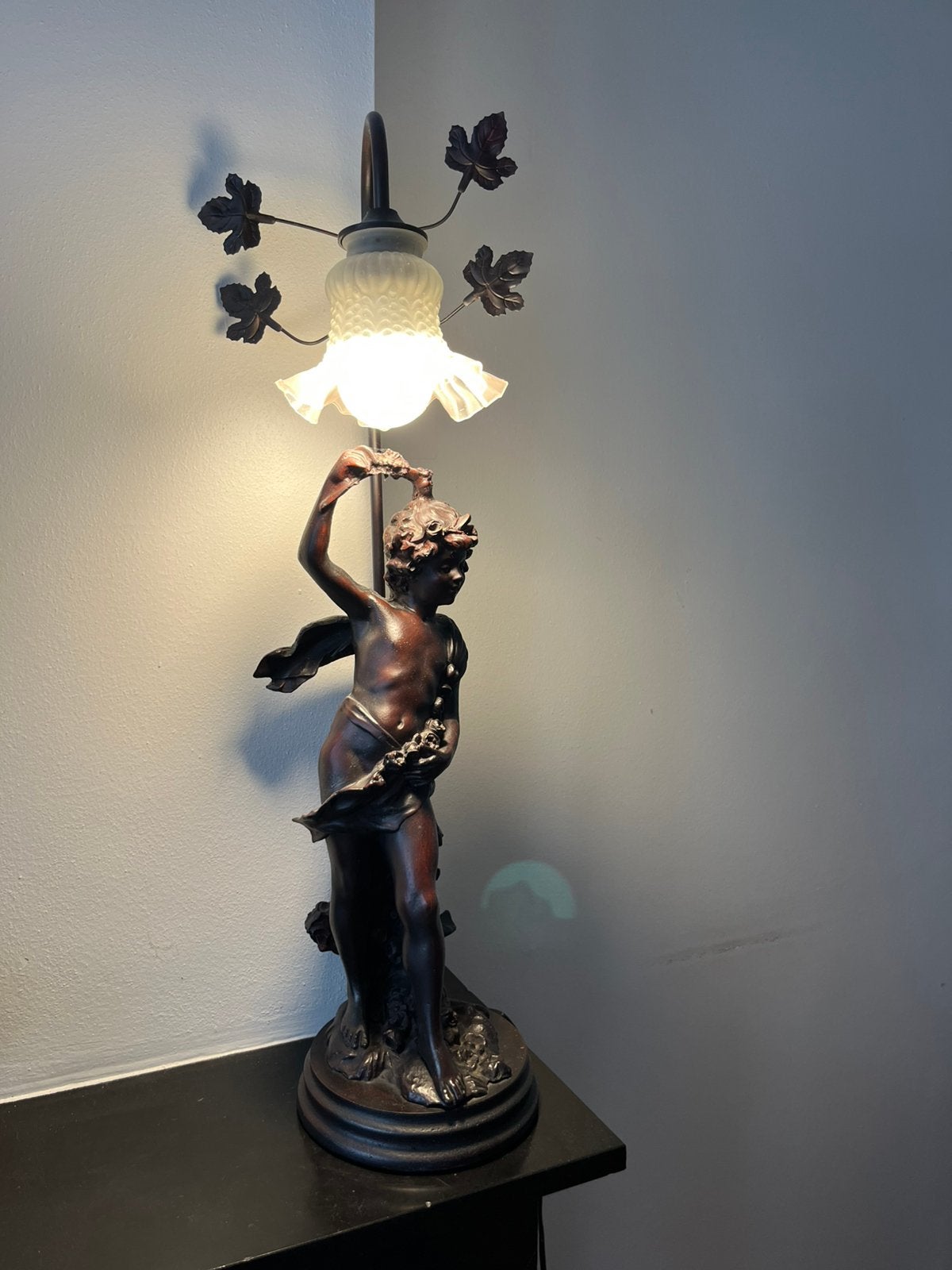 Decoratieve tafellamp, vrouwenbeeld en sierlijke glazen kap, Ophalen