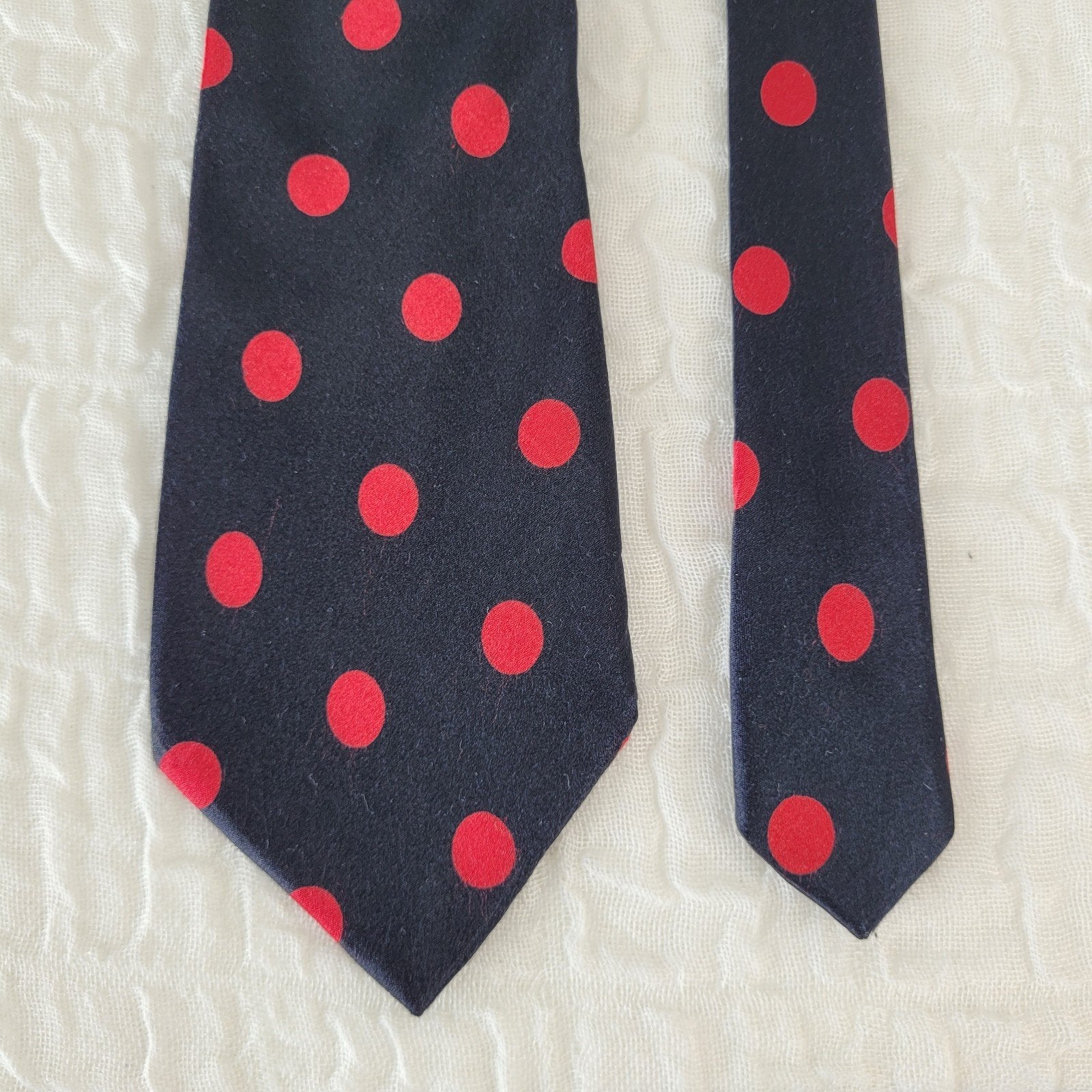 Tie Rack Luciano Toscani stropdas 100% zijde rode stippen, Tie Rack, Ophalen of Verzenden, Zo goed als nieuw, Met patroon