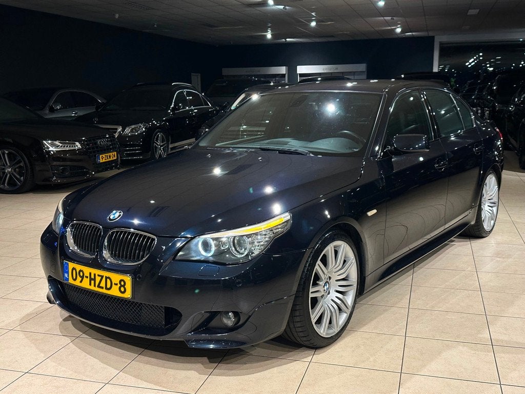 BMW 5-serie 523i M-PAKKET/ORIG-NL/1EIG/DEALER/TOPSTAAT, Auto's, Achterwielaandrijving, Zwart, Zwart, Bedrijf