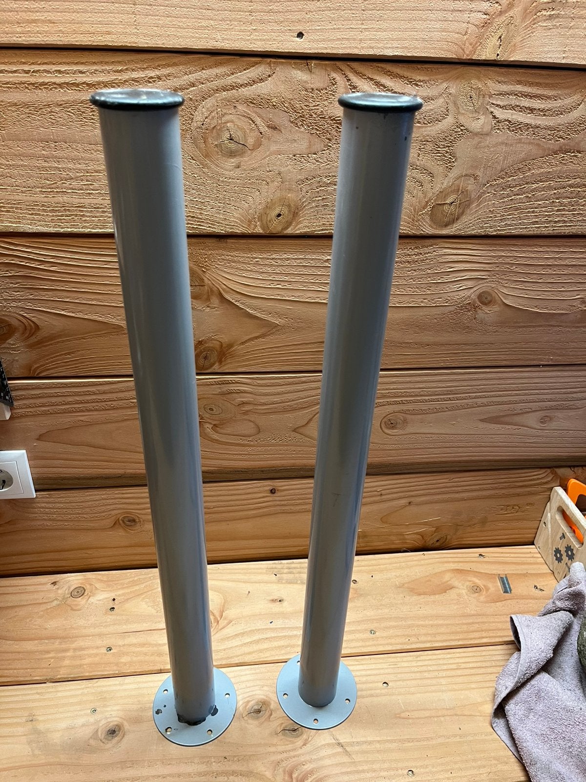 Twee metalen tafelpoten, Ophalen, Zo goed als nieuw, Rond, 50 tot 100 cm