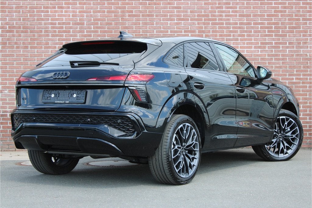 Audi Q3 Sportback 1.5 272PK e-hybrid S edition |LEDER|TREKHA, Auto's, 1800 kg, Zwart, 4 cilinders, Zwart