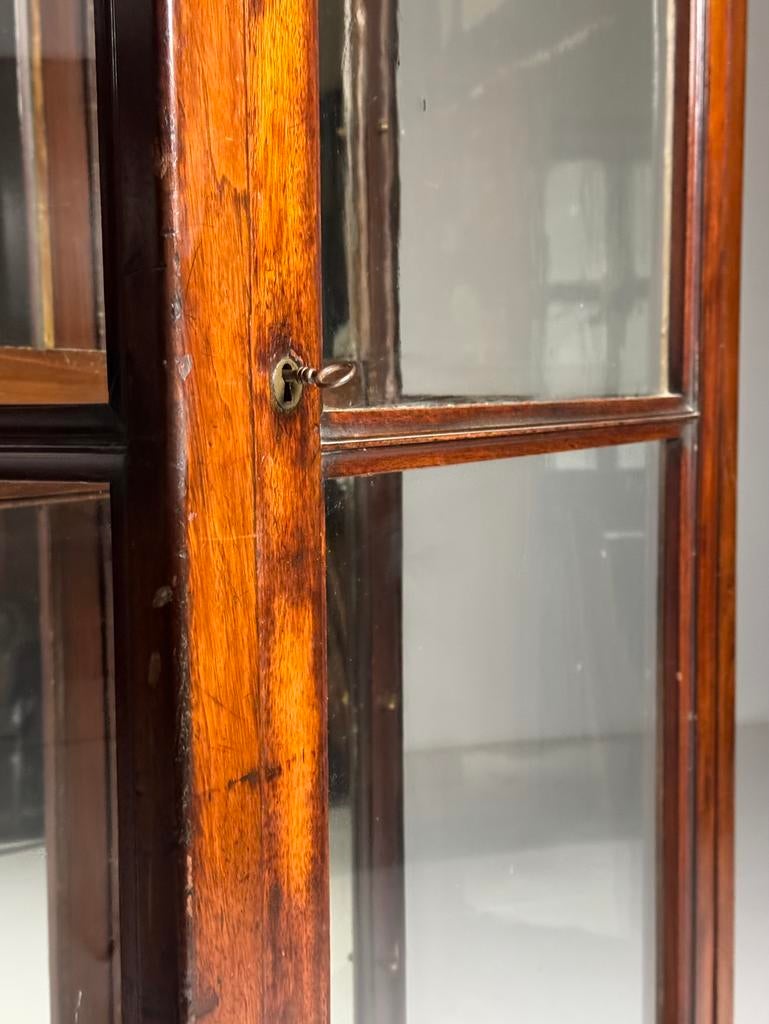 Set van 2 Mahonie vitrines 19e eeuw, Ophalen