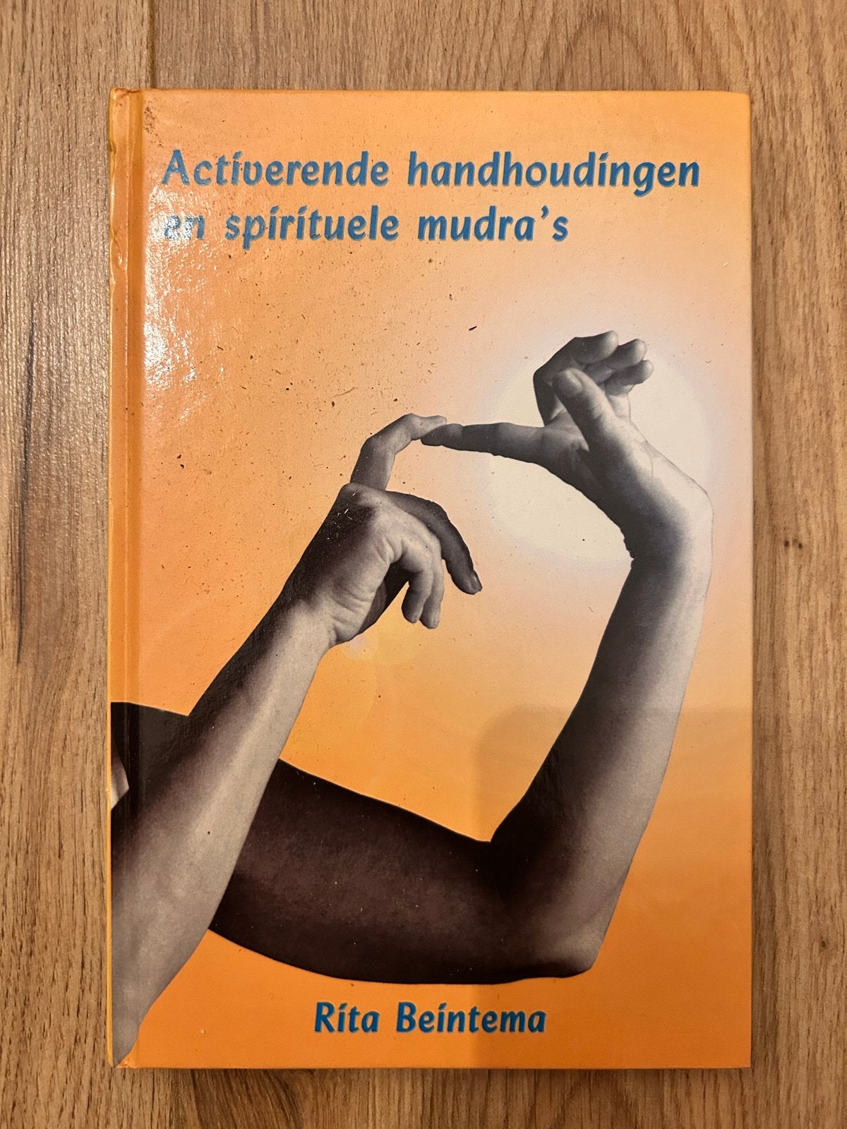 Activerende handhoudingen en spirituele mudra's - Rita Beint, Ophalen of Verzenden, Zo goed als nieuw, Meditatie of Yoga, Instructieboek
