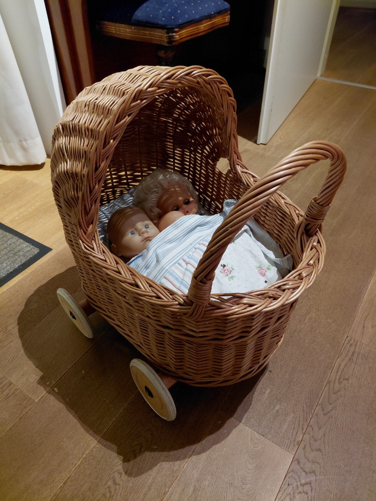 Kinder poppen wagen van rotan met popjes, Ophalen of Verzenden, Babypop