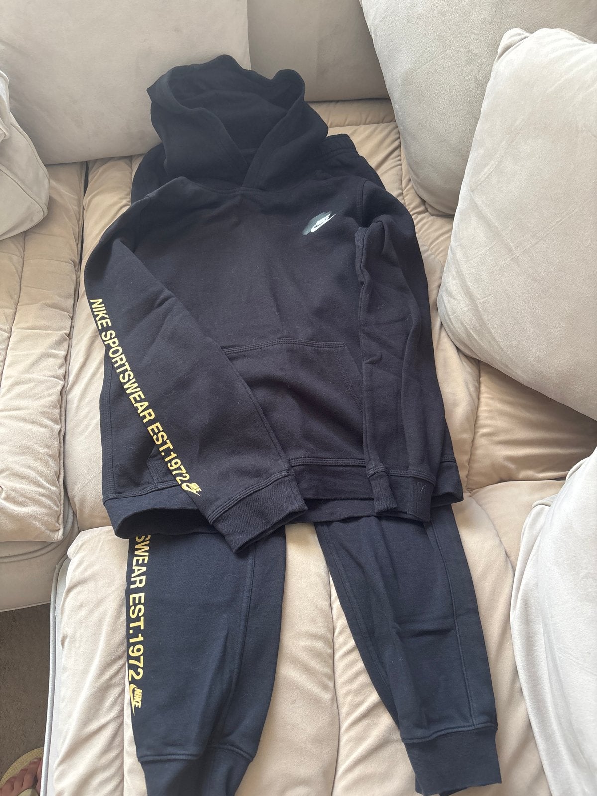 Nike Sportswear Trainingspak Zwart - Maat XL (158-170 cm), Kinderen en Baby's, Ophalen of Verzenden, Zo goed als nieuw, Jongen of Meisje