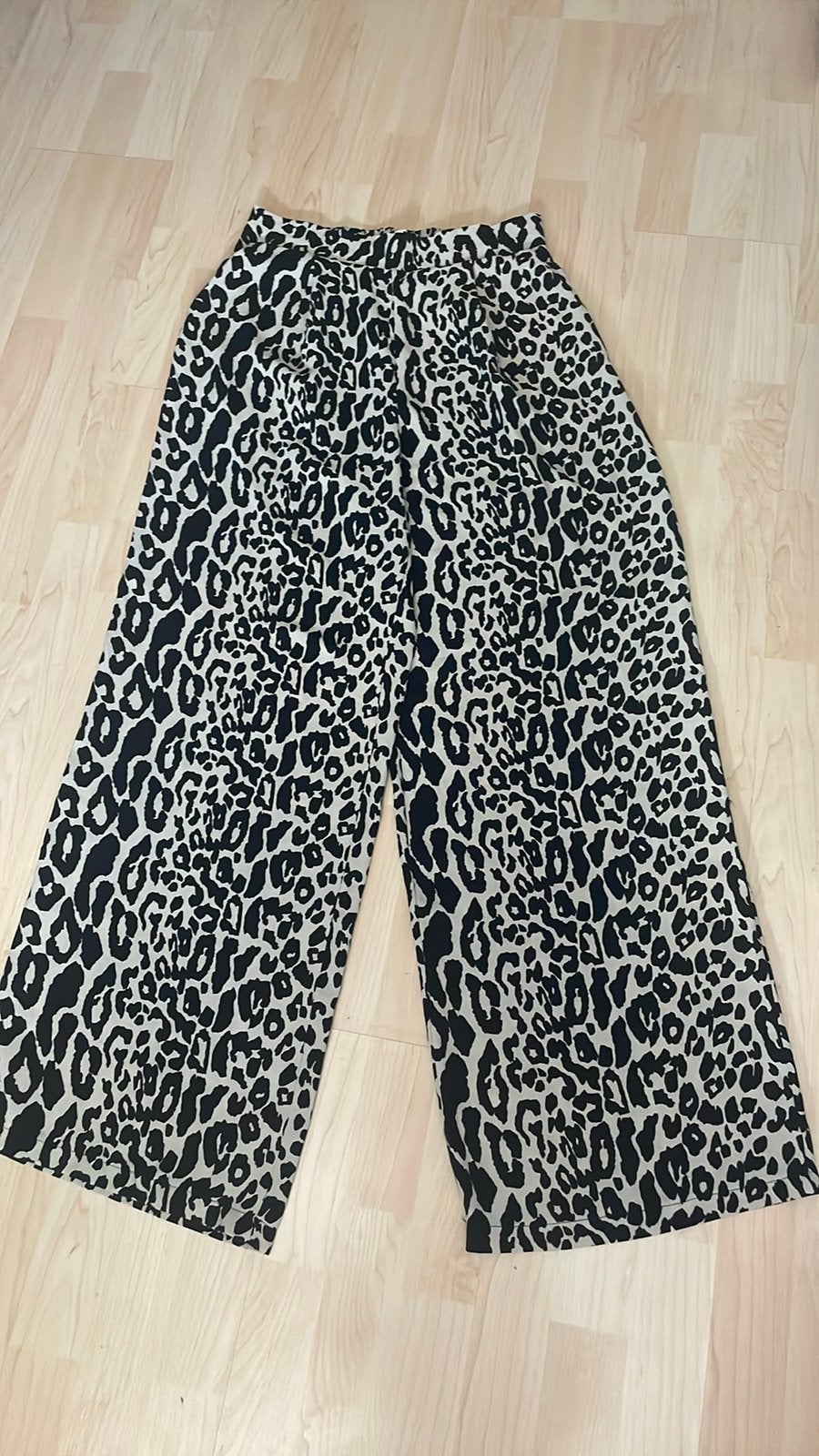 Nieuw zwart print broek maat L, Kleding | Dames, Broeken en Pantalons, Zwart, Maat 42/44 (L), Nieuw, Ophalen of Verzenden
