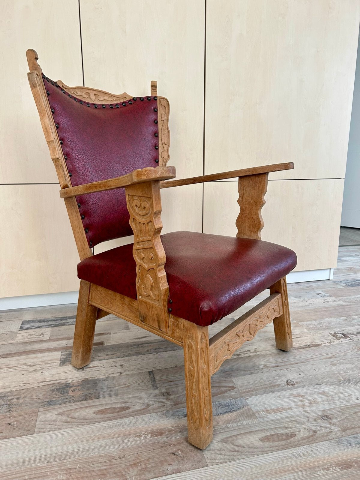 Antieke houten stoel met rood leren bekleding, Antiek en Kunst, Antiek | Meubels | Stoelen en Banken, Ophalen