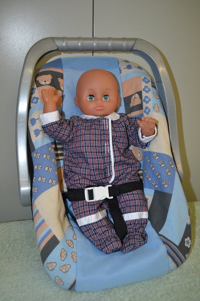 Mooie baby pop in Maxi-Cosi NR 4874, Verzamelen, Poppen, Ophalen of Verzenden, Zo goed als nieuw, Pop