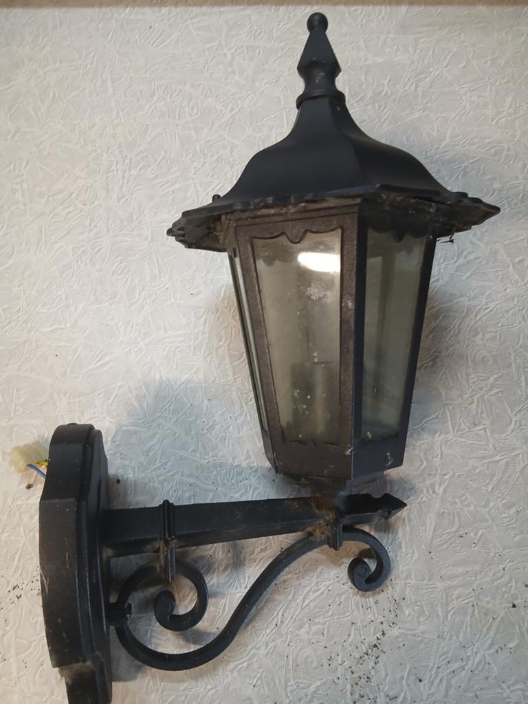 Buitenlamp Zwart Klassiek - Wandlamp

 zwart, Tuin en Terras, Ophalen of Verzenden, Netvoeding, 50 tot 250 watt, Wandlamp
