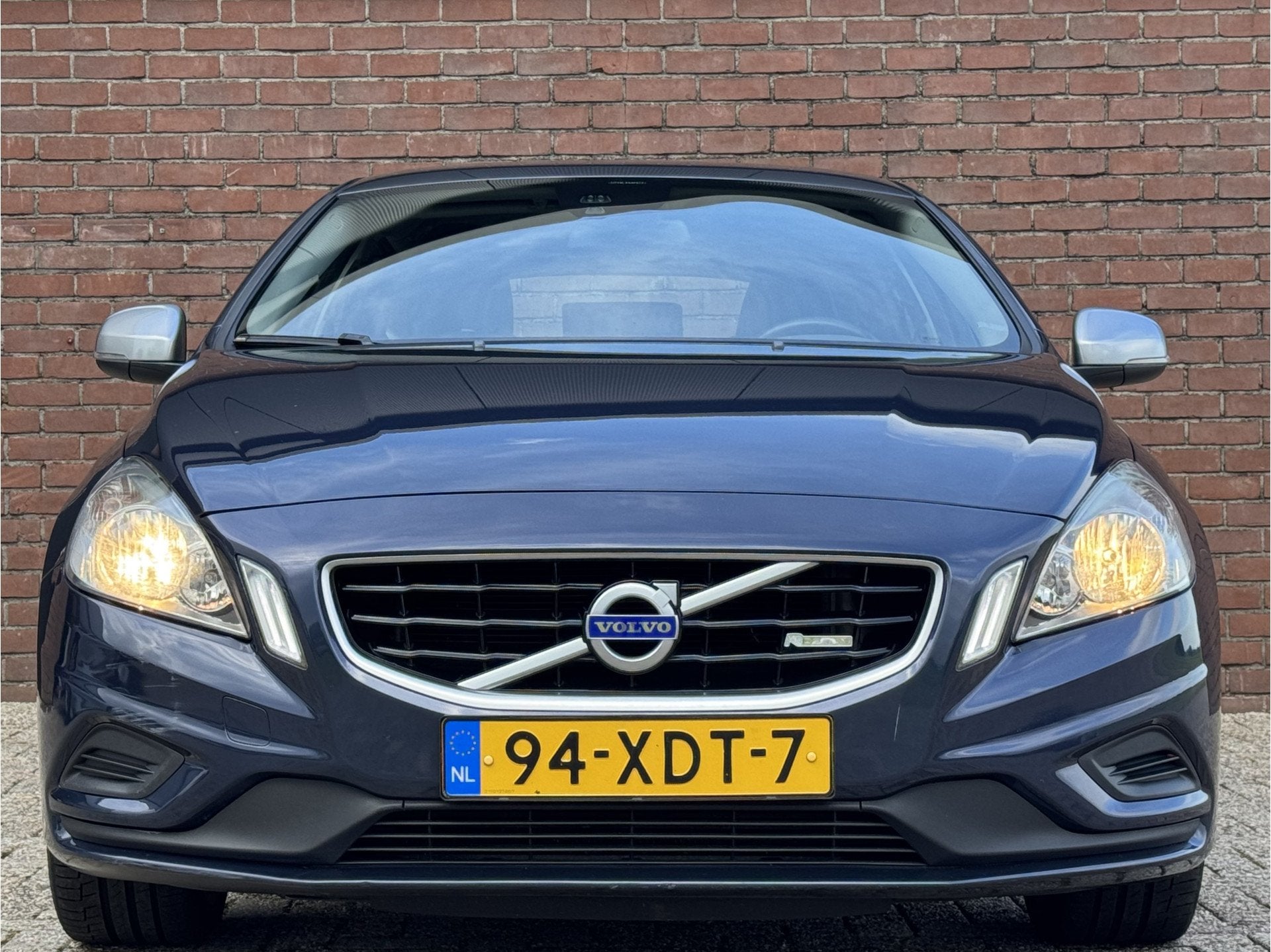 Volvo V60 1.6 T3 R-DESIGN | NL-AUTO! | DEALER OH! | 1E EIG!, Auto's, Voorwielaandrijving, Gebruikt, Zwart, 4 cilinders