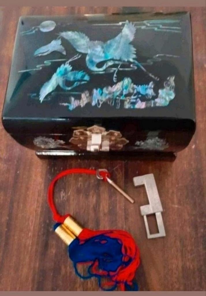 Zwart Aziatisch lak juwelenkistje met speeldoos, Antiek en Kunst, Verzenden