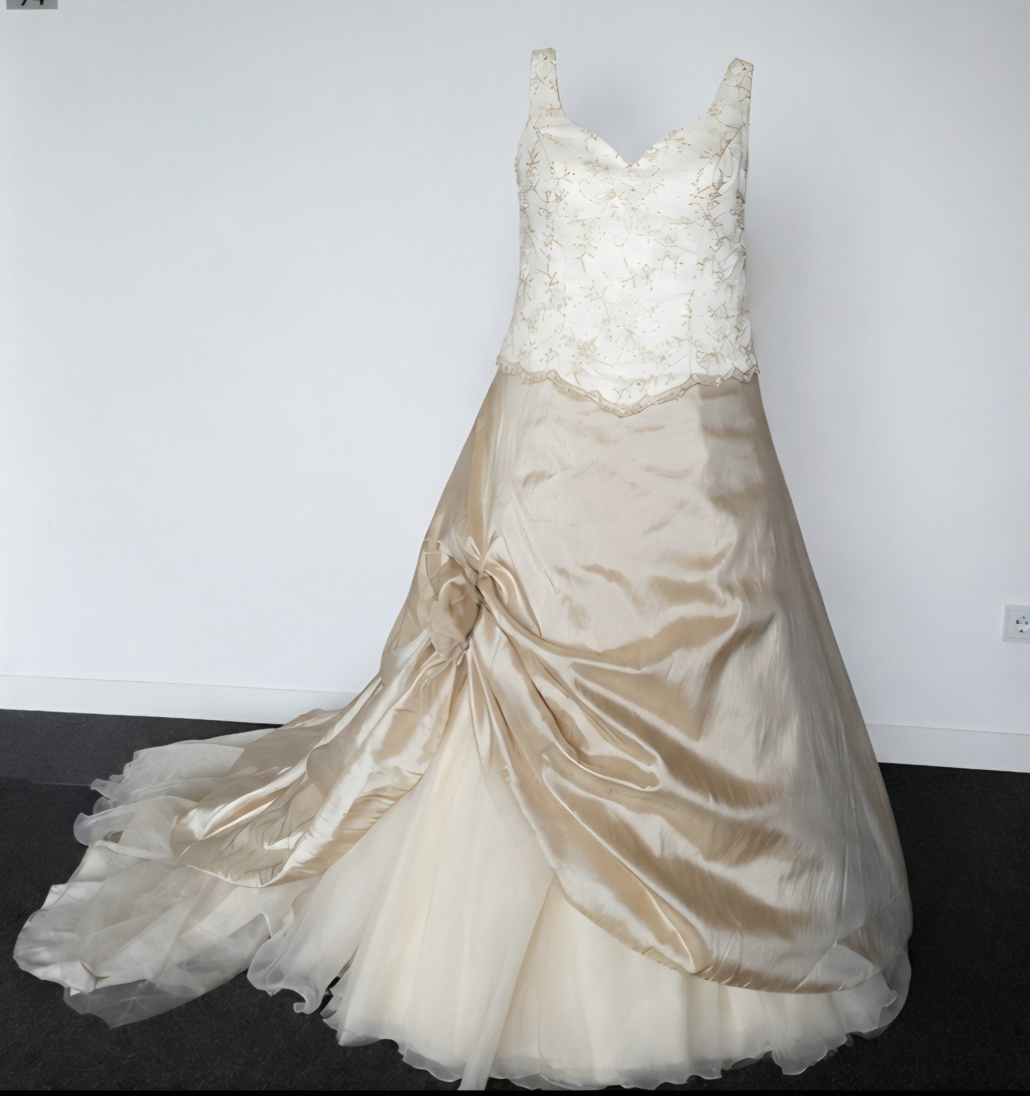 Trouwjurk: Ivoor Champagne Satijn, Kleding | Dames, Ophalen of Verzenden, Zo goed als nieuw, Wit, Trouwjurk
