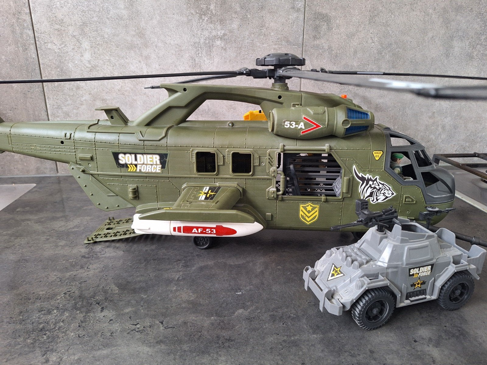 Leger helicopter, Ophalen, Zo goed als nieuw