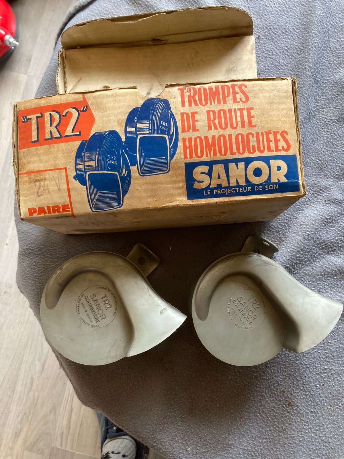 Oldtimer 2 claxons merk Sanor 24 volt, Auto-onderdelen, Vrachtwagen-onderdelen, Ophalen of Verzenden, Nieuw, Overige merken