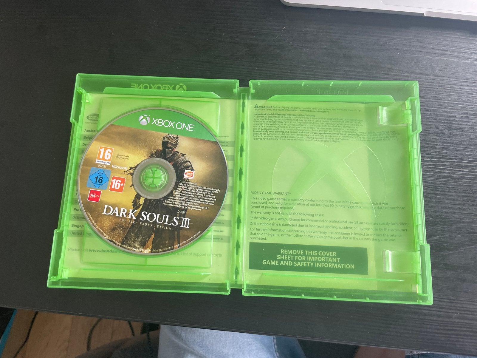 Dark Souls III: The Fire Fades Edition (Xbox One) + Garantie, Online, Gebruikt, One Microsoft Place, South County Business Park, Dublin D18 P521 IRELAND; Registered Office: 70 Sir Rogerson's Quay, Dublin D02 R296 IRELAND