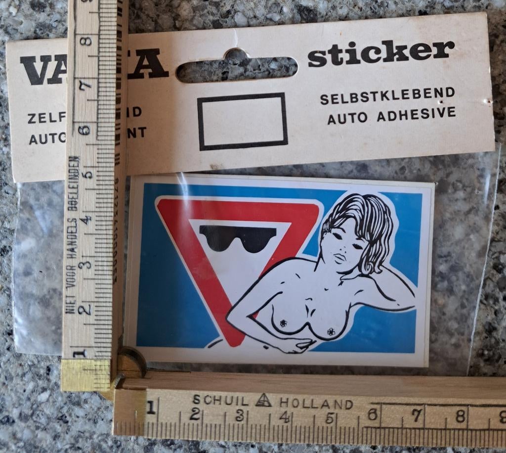 Vintage sticker Vama strip verkeersbord blote borsten, Verzamelen, Stickers, Zo goed als nieuw, Ophalen of Verzenden