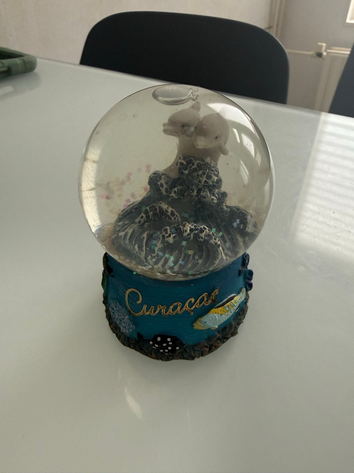 Sneeuwbol Curaçao met dolfijnen, Meerkleurig, Overige stijlen, Ophalen of Verzenden, Zo goed als nieuw