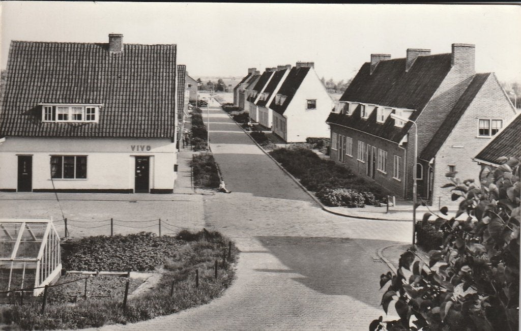Langerak    Wilhelminastraat met VIVO winkel, Verzamelen, Ansichtkaarten | Nederland, Ophalen of Verzenden, 1940 tot 1960, Gelopen